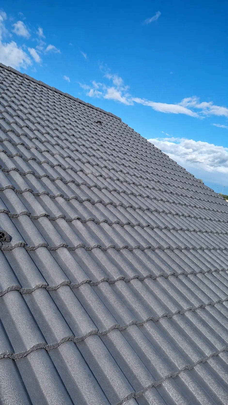 Même toiture réparée et traitée avec une protection colorée gris ardoise