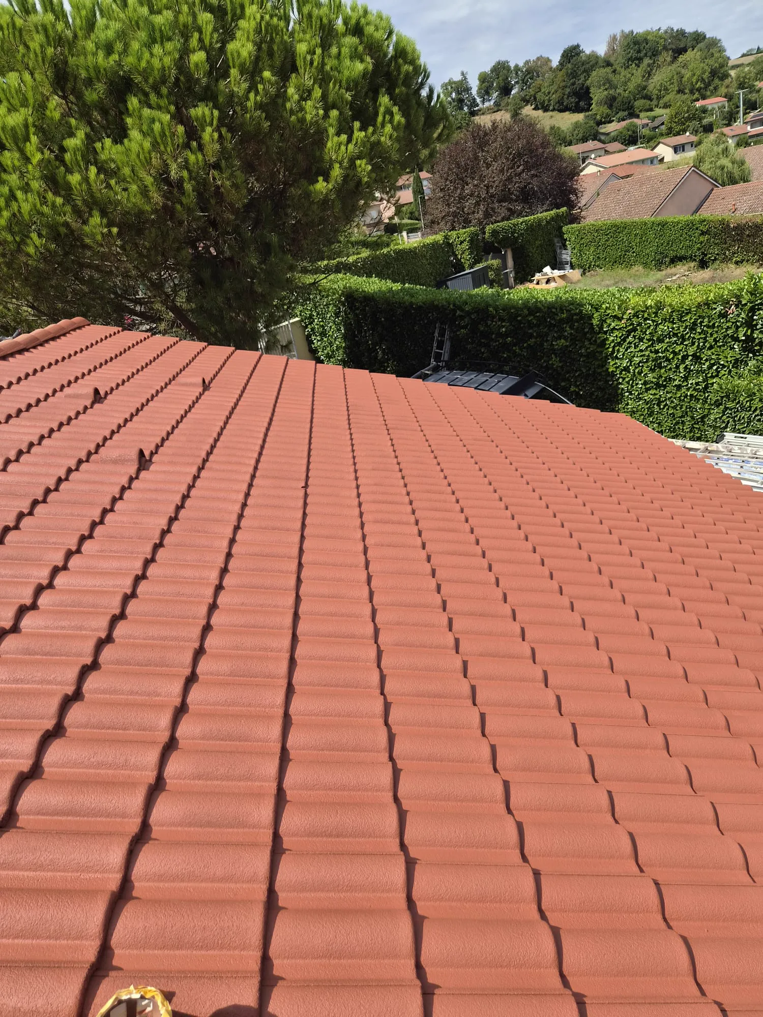 Même toiture après application de la protection colorée rouge brique par Jessy Metz Rénovation