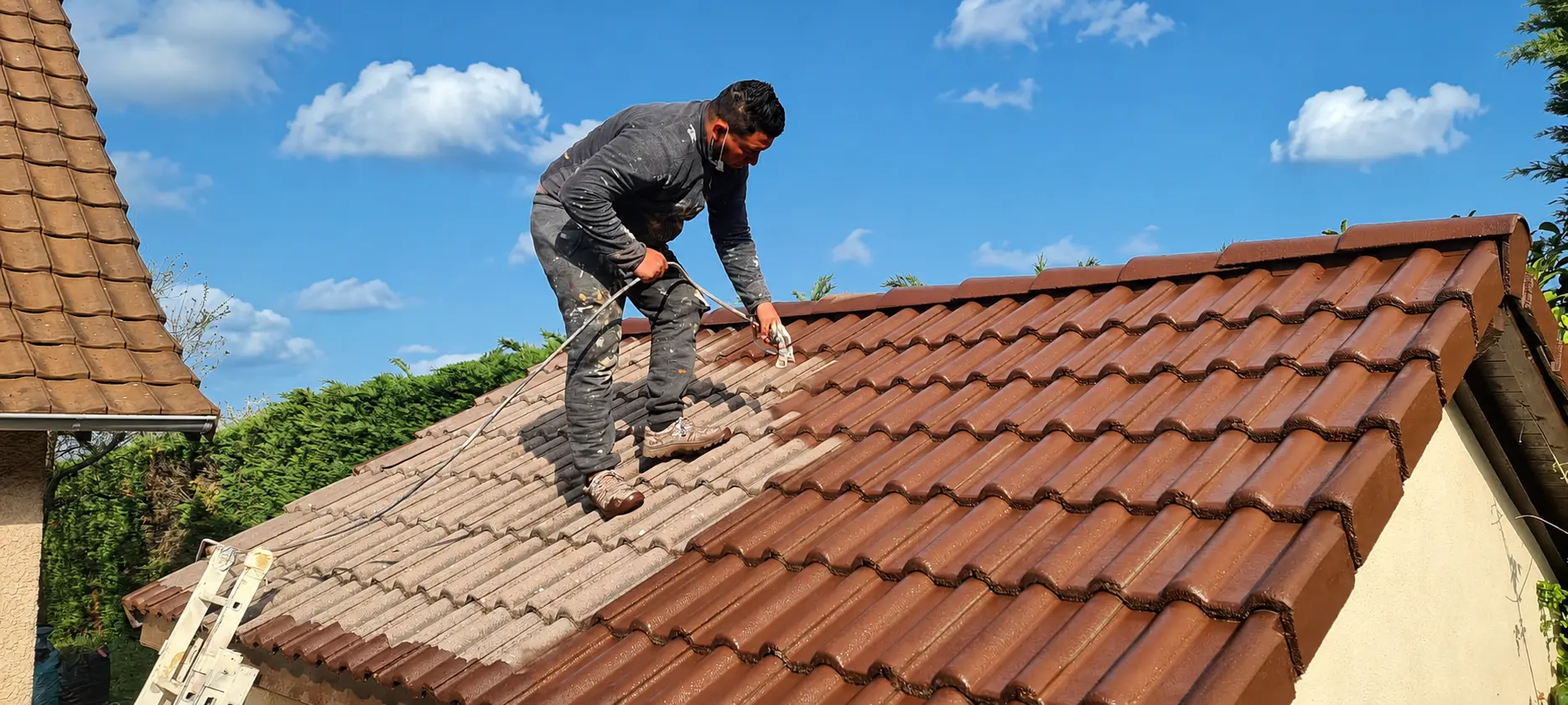 Artisan Jessy Metz Rénovation appliquant un traitement de protection sur une toiture à Bourgoin-Jallieu