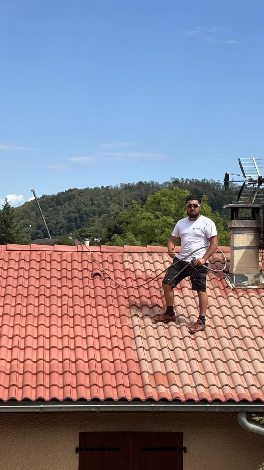 Jessy Metz, artisan rénovateur, présent sur une toiture en tuiles lors d'un chantier à Bourgoin-Jallieu